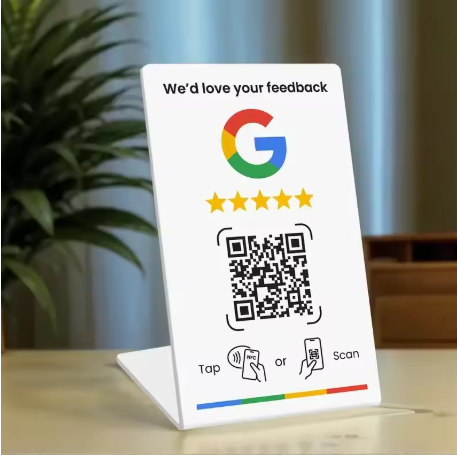 Soporte NFC TocaStar blanco para reseñas de Google sobre una mesa